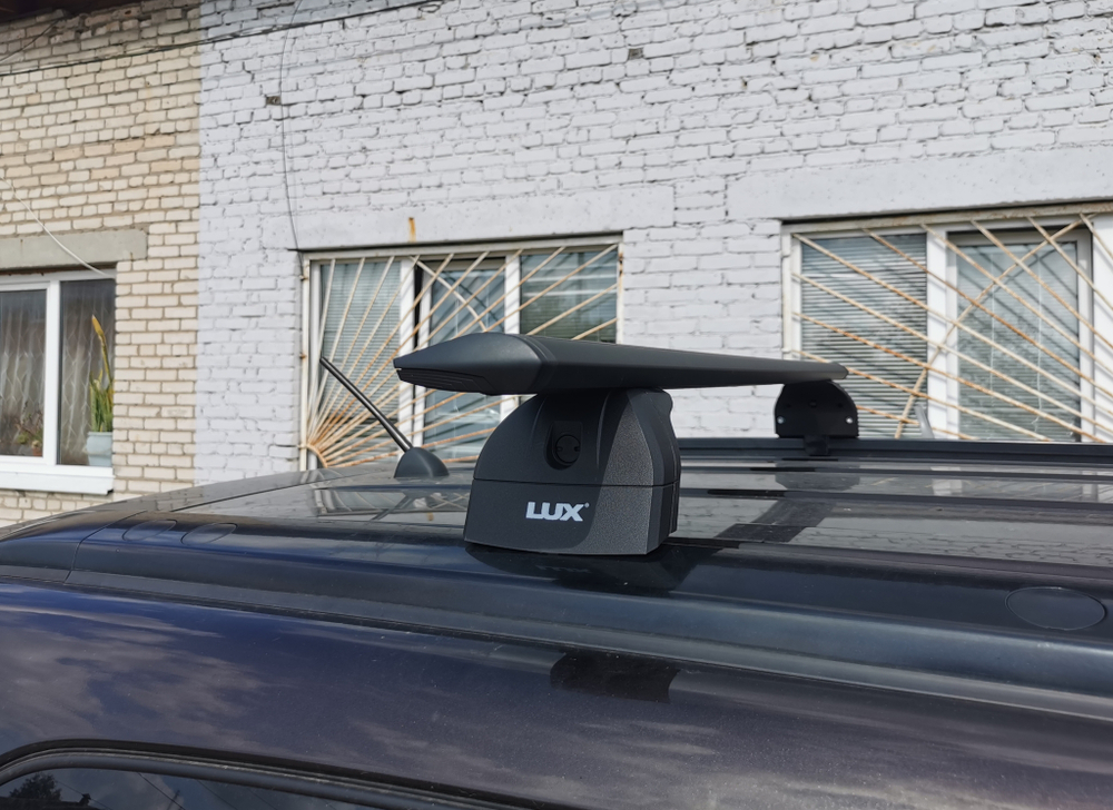 Багажник LUX с дугами 1,2 м чёрное крыло на Hyundai Santa Fe 4
