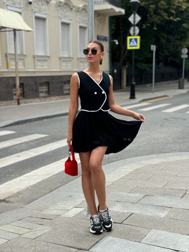 Черный костюм из жилета и юбки