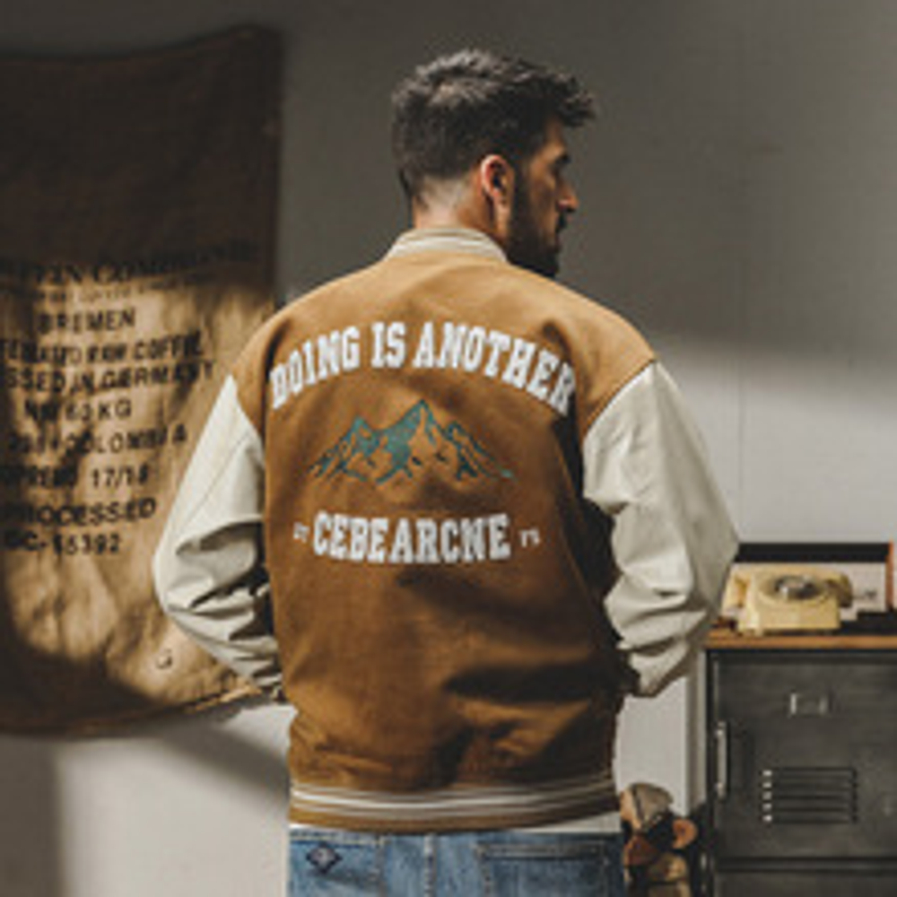 Комбинированная замшевая бейсбольная куртка цвета куркума