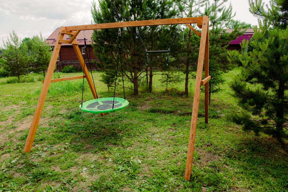 Деревянные качели с трапецией и качелями гнездо Свиби