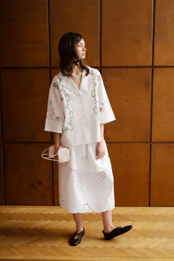 Рубашка с цветной вышивкой