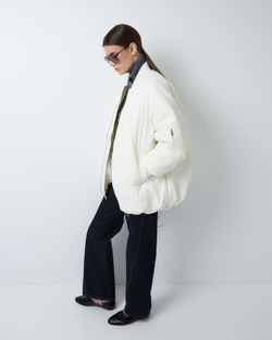 Бомбер на пуху молочный