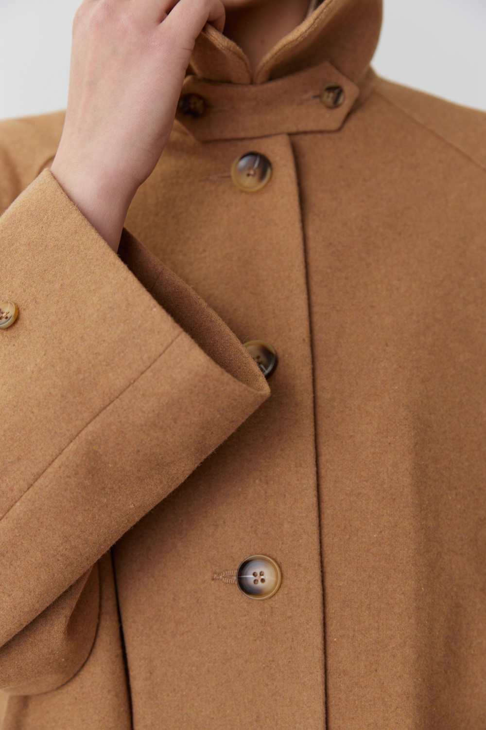 ОБъемное пальто бежевого цвета