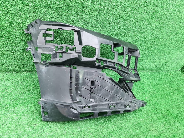 Кронштейн переднего бампера RH BMW 7er G11 (19-22)