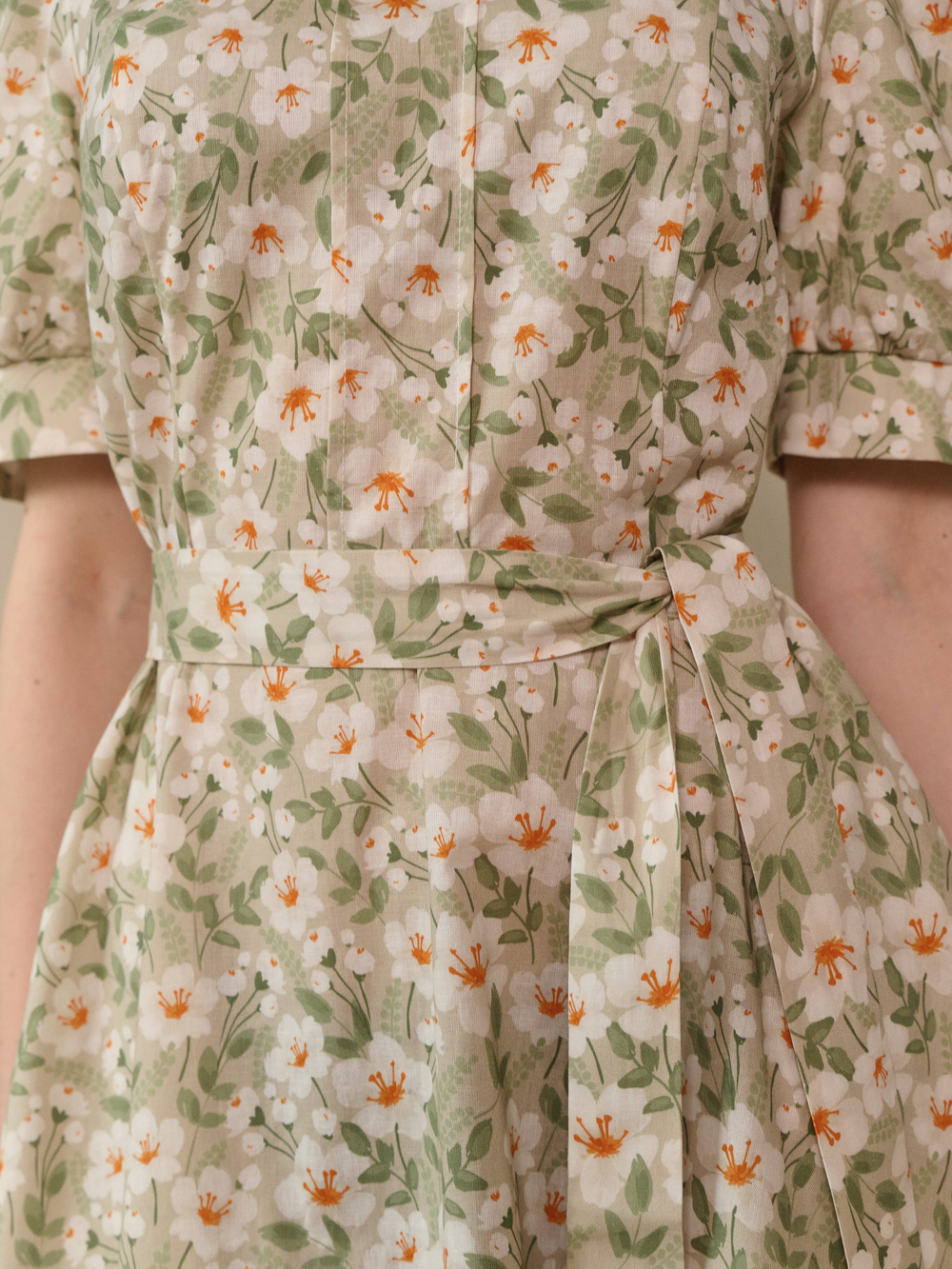 Платье с отложным воротником