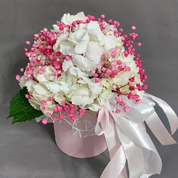 Композиция с белой гортензией и малиновой гипсофилой