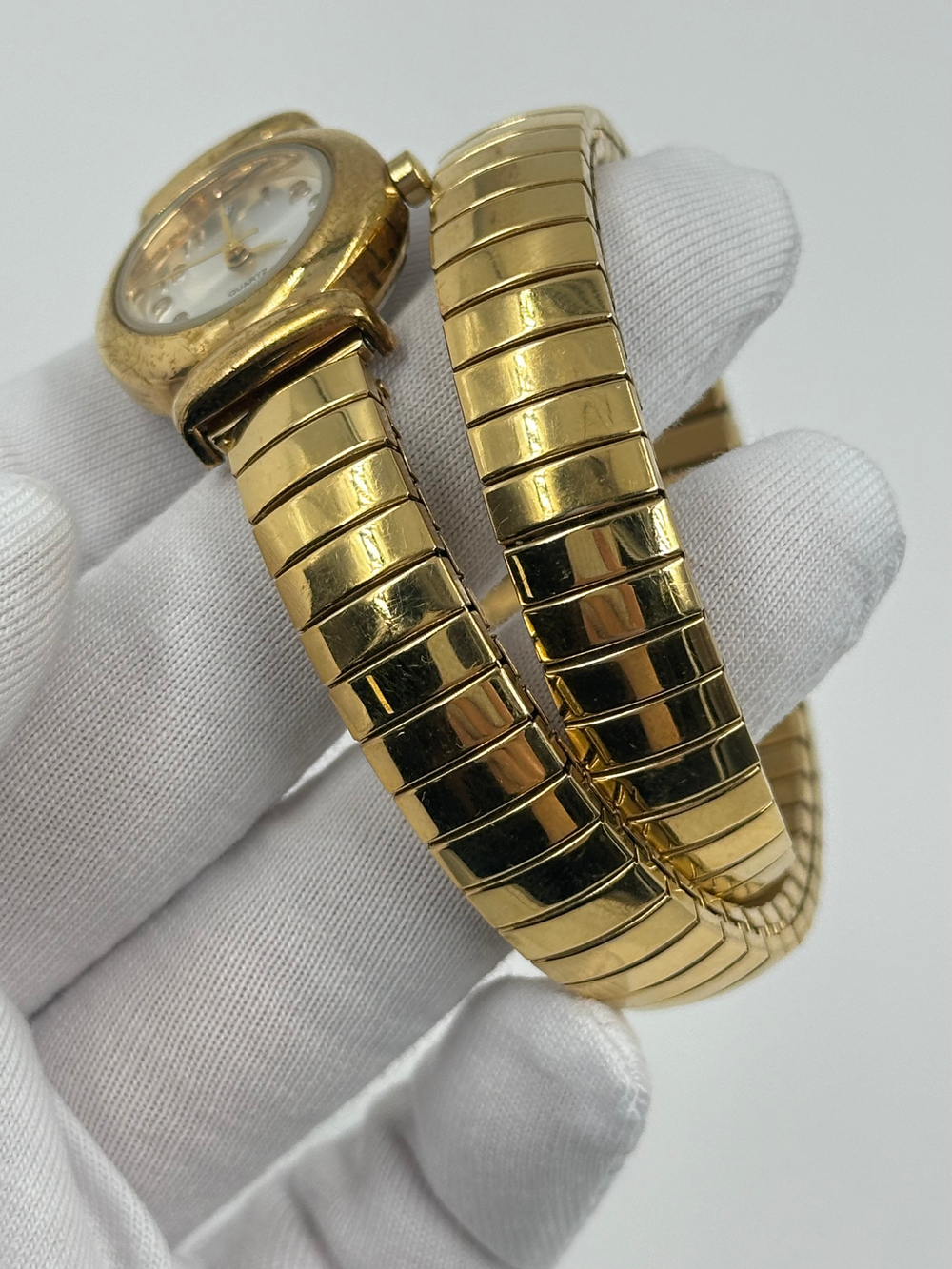 Часы на эластичном браслете