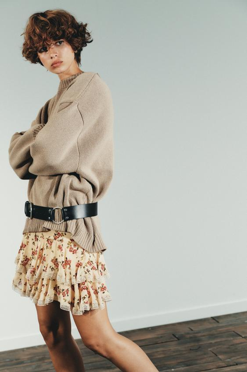 ZARA МИНИ-ЮБКА С ЦВЕТОЧНЫМ ПРИНТОМ И ВОЛАНАМИ, БЕЖЕВЫЙ/КОРИЧНЕВЫЙ