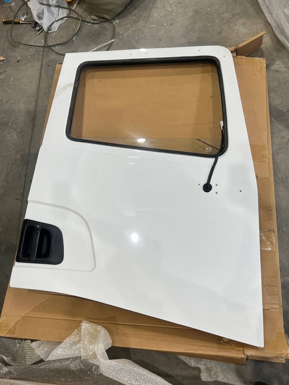 Дверь правая кабины красного цвета X3000 DZ14251210020