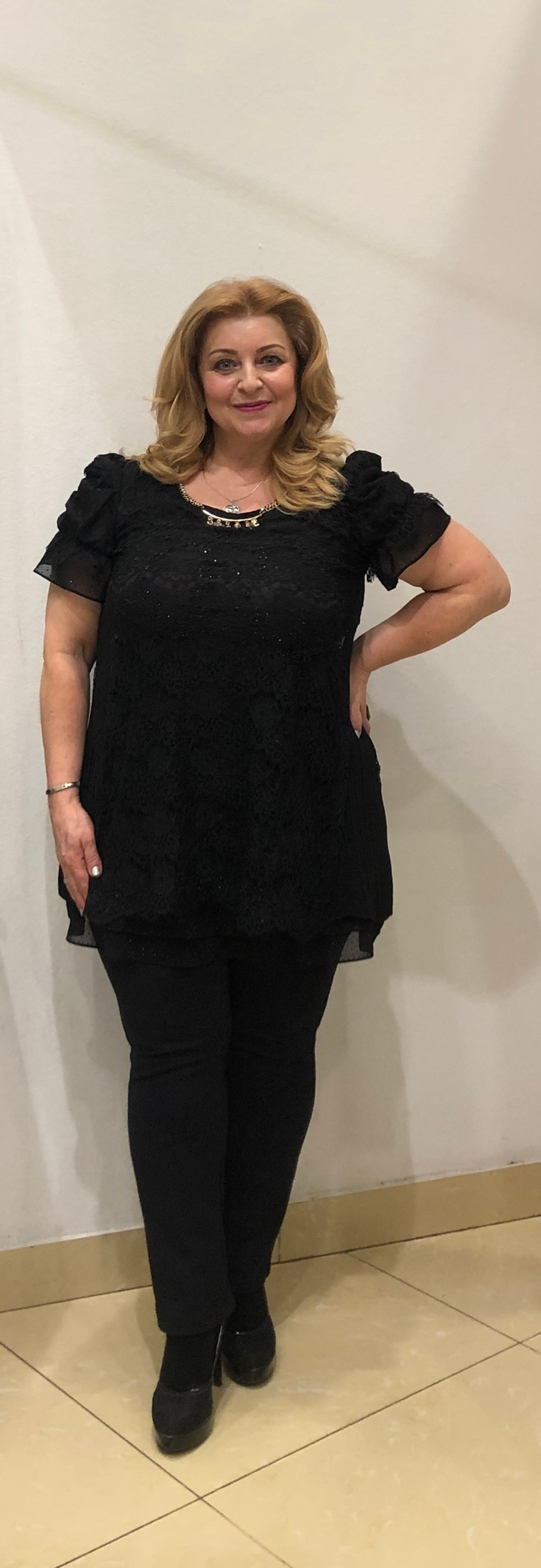 Стильное черное платье с гипюровыми вставками