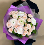 Ранункулюсы и розы