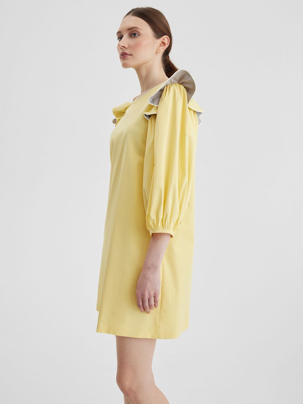 Платье с воланами светло-желтого цвета