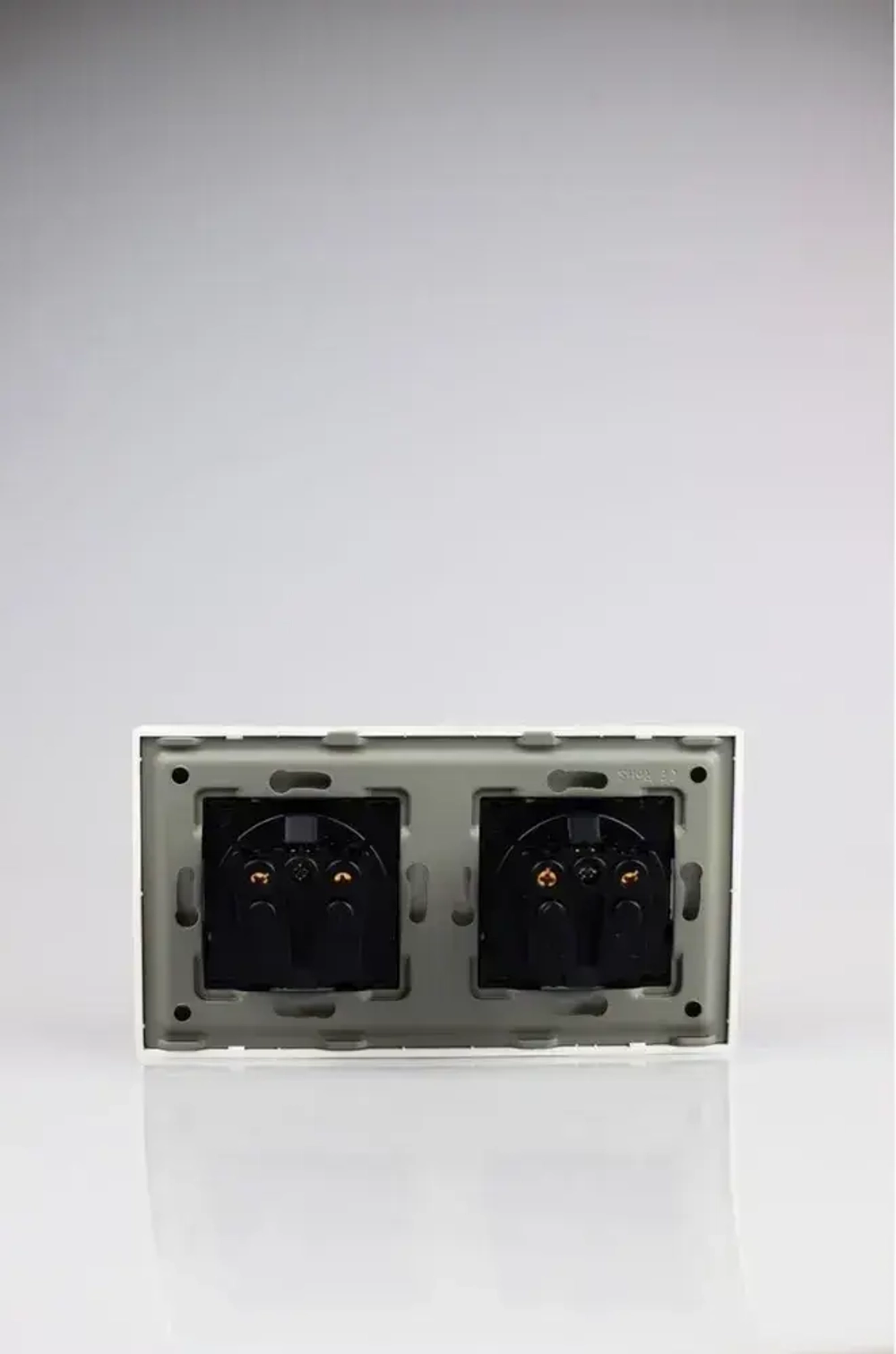 Розетки белые с заземлением, двойная розетка с защитными шторками
