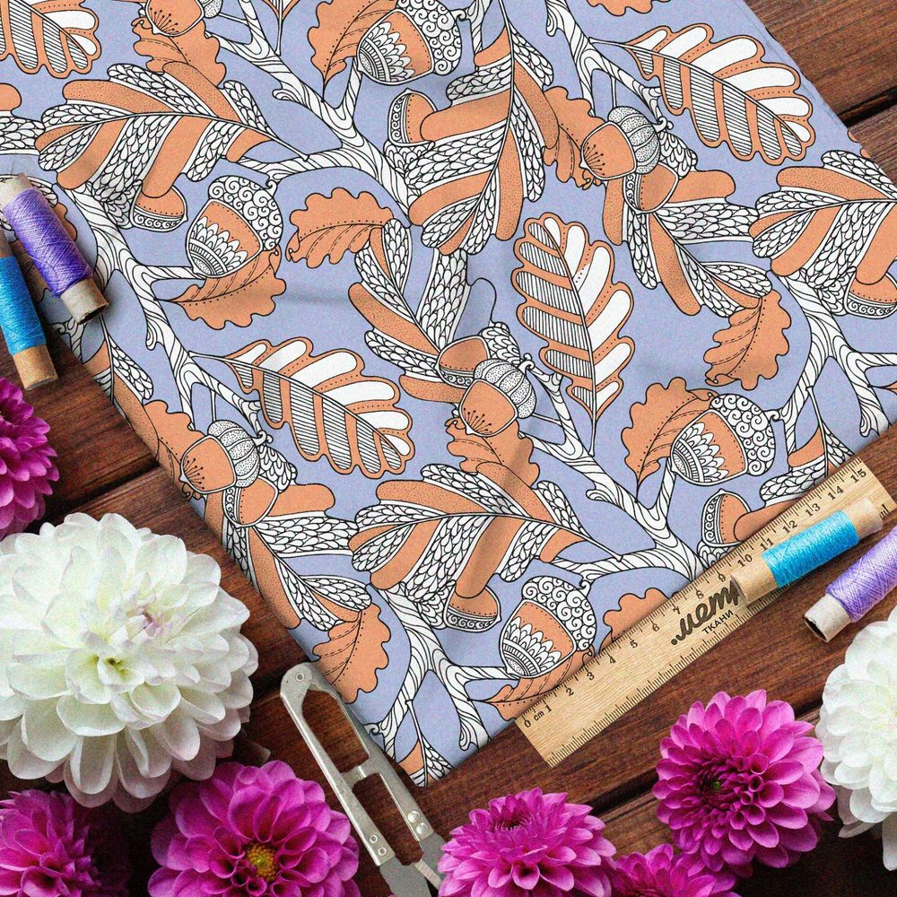 Ткань сатин резной оранжевый дуб с жёлудями на голубом фоне