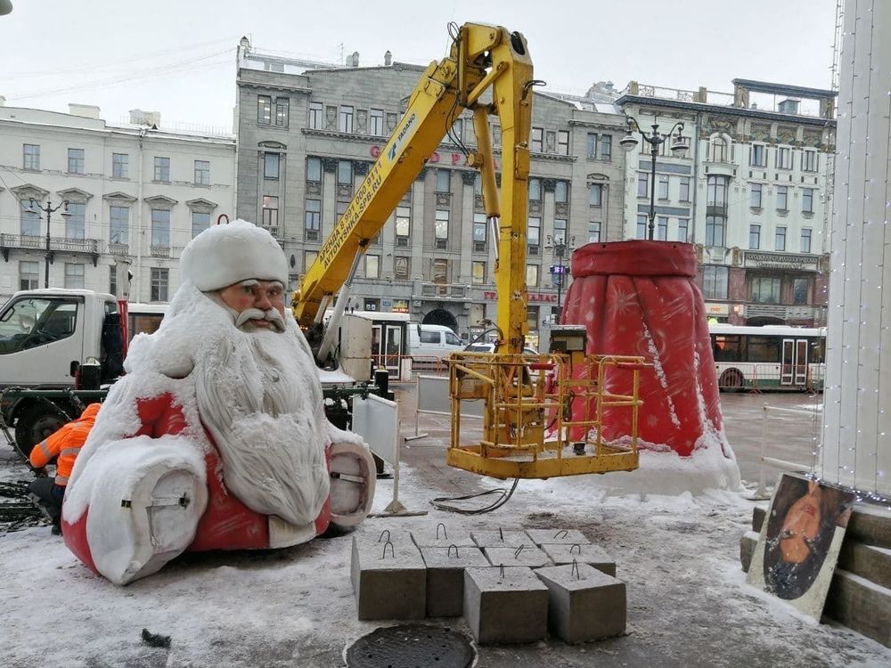 Большие фигуры Дед Мороза и Снегурочки - высота по запросу