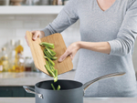 Доска разделочная Chop2Pot бамбук маленькая, Joseph Joseph