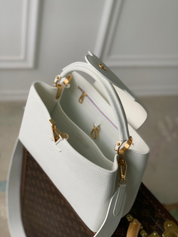 Louis Vuitton Capucines MM