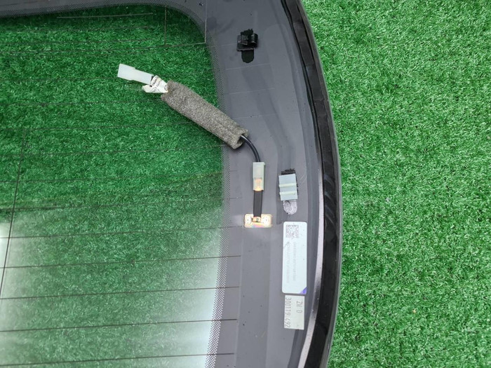 Стекло крышки багажника Maserati Levante (16-24)