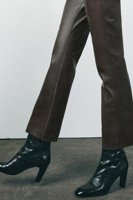 ZARA УКОРОЧЕННЫЕ БРЮКИ BOOTCUT ИЗ ИСКУССТВЕННОЙ КОЖИ — ZW COLLECTION, КОРИЧНЕВЫЙ