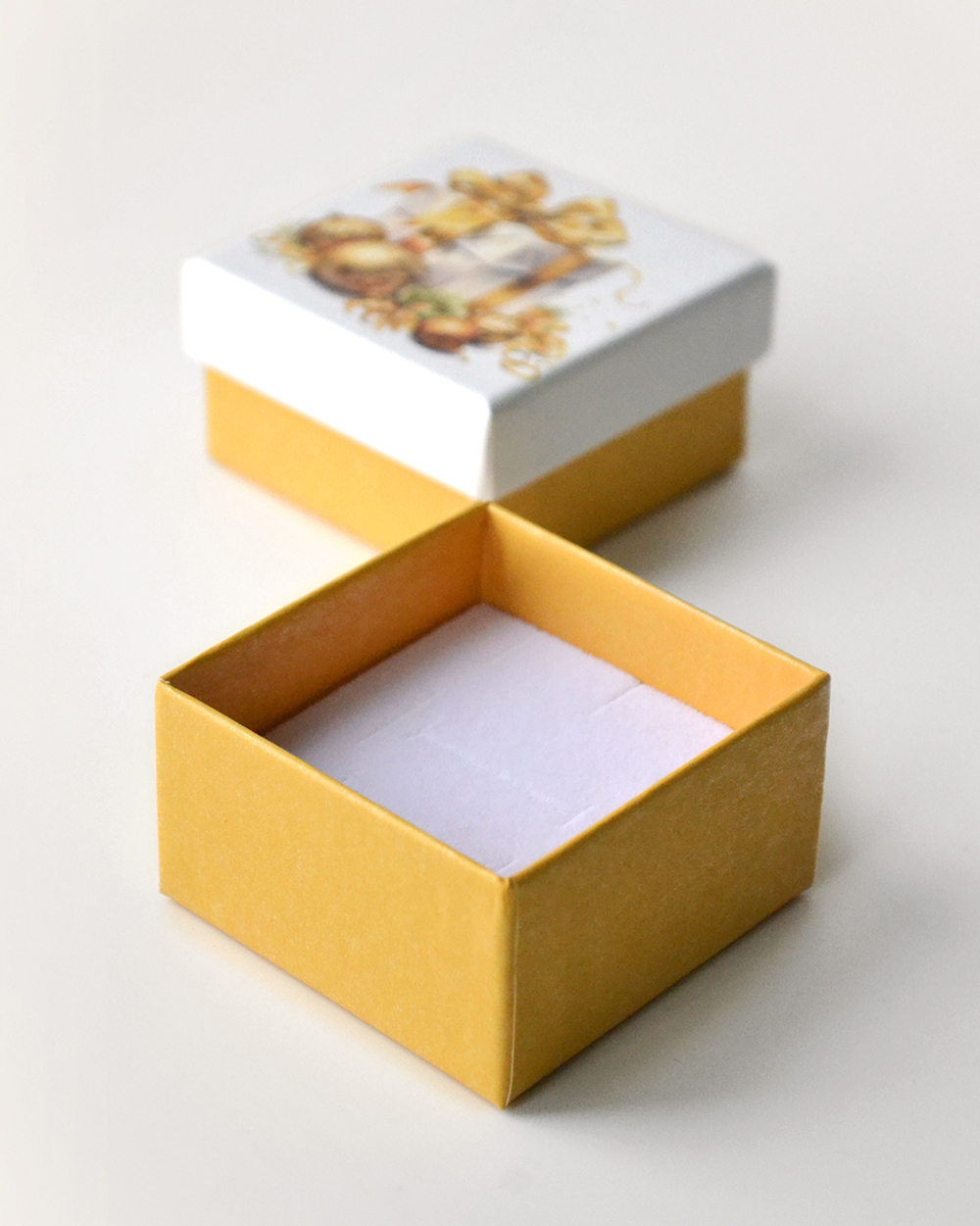 Новогодний картонный футляр с подарками для комплекта украшений