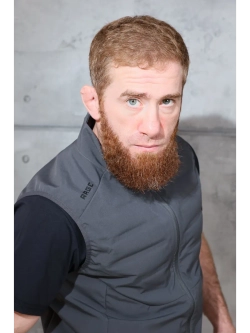 Тонкий спортивный жилет на молнии