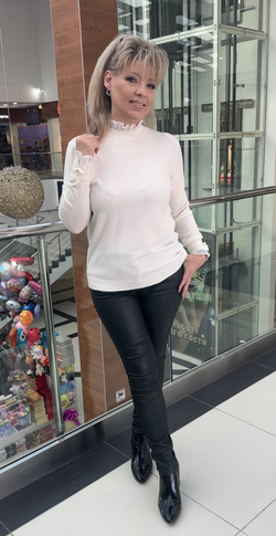 Белый тонкий джемпер с белым кружевом