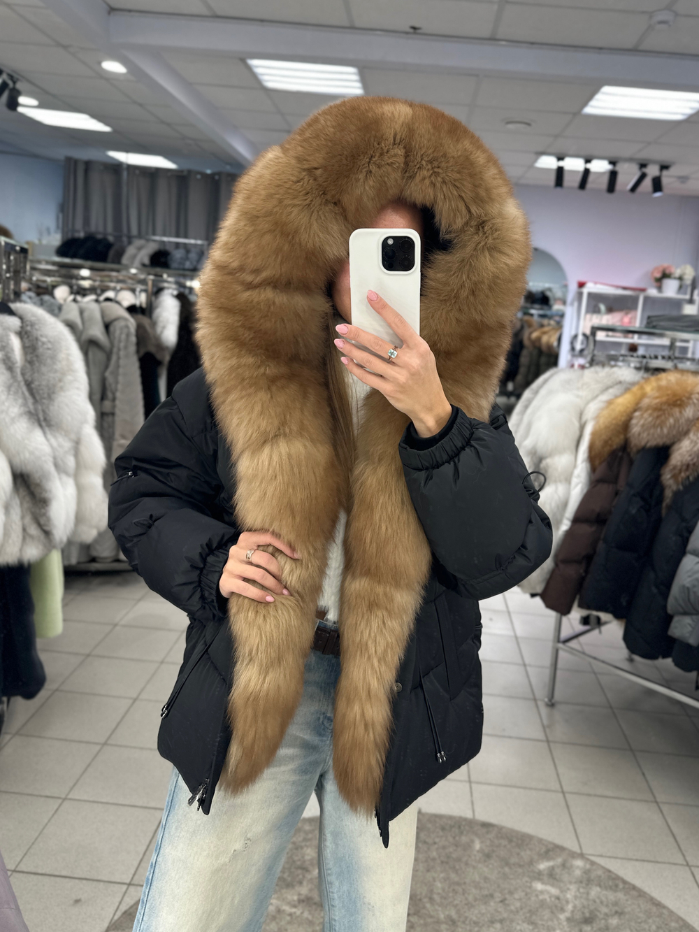 Пуховик в черном цвете с мехом песца под «куницу»