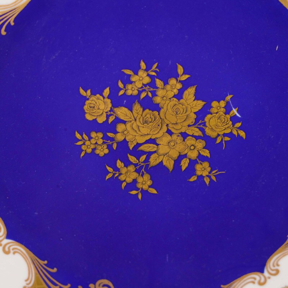 Декоративная тарелка с кобальтовым зеркалом и золочёным орнаментом