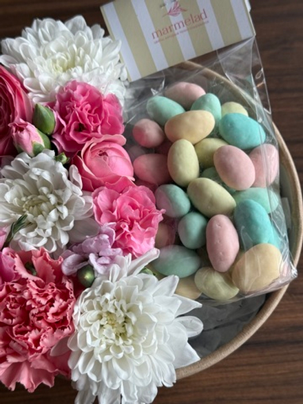 Цветочная композиция в коробке+ миндаль в белой шоколадной глазури