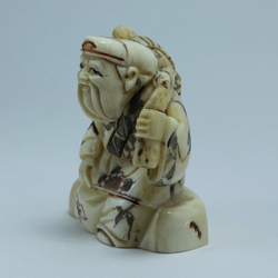 Эксклюзивная нэцкэ Дзюродзин сидящий на камне с корзиной через плечо