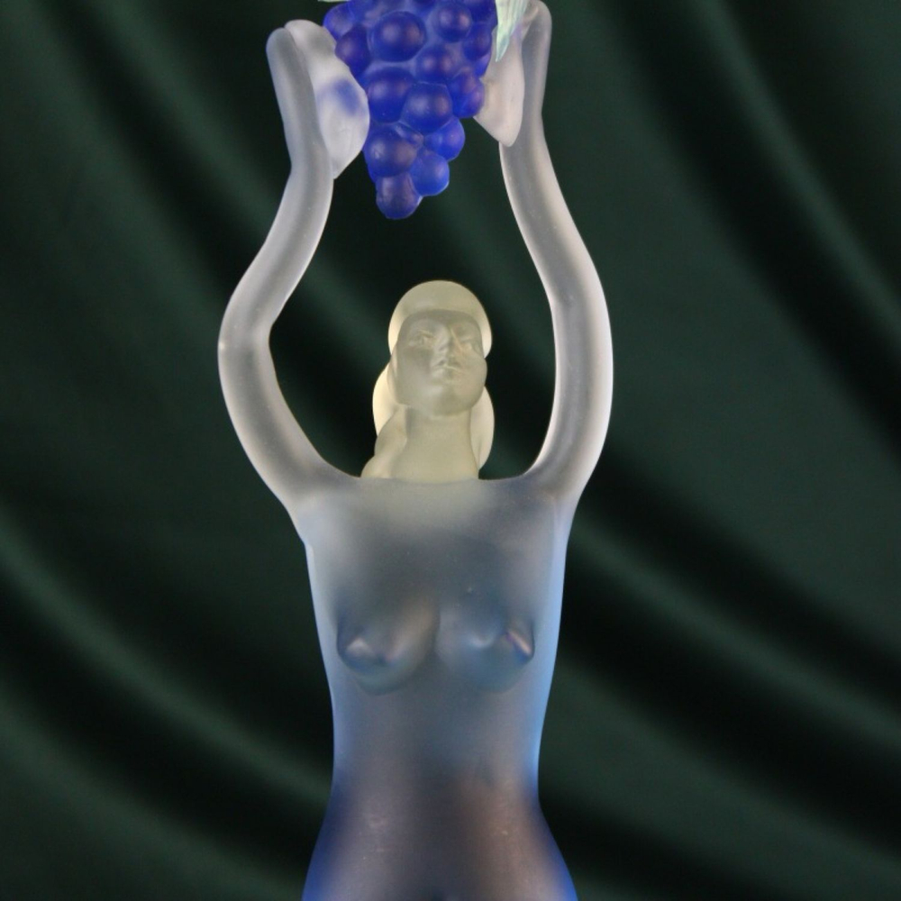 Скульптура "Фигура девушки с гроздью винограда"