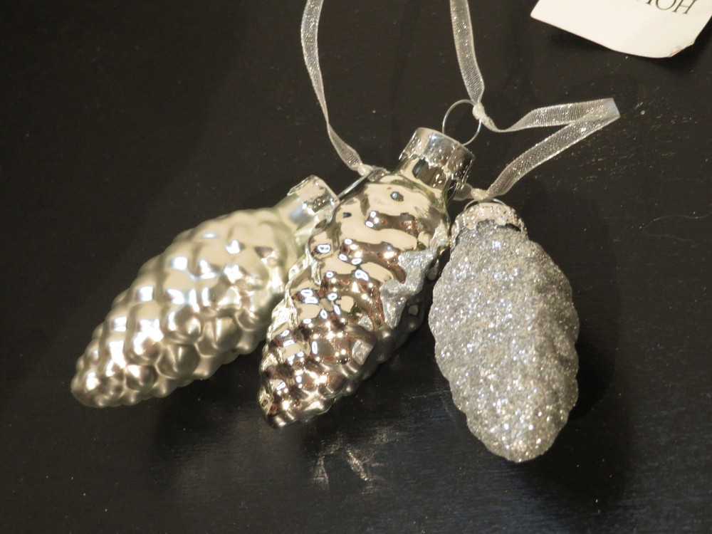 Набор елочных игрушек 48шт House of Seasons Шишки Первый снег в ассортименте 2 вида