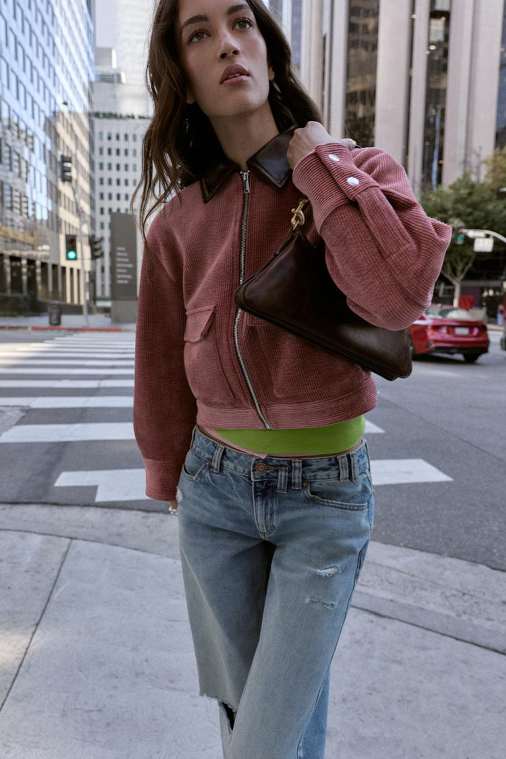 ZARA КУРТКА ИЗ ВЕЛЬВЕТА С ВОРОТНИКОМ ИЗ ИСКУССТВЕННОЙ КОЖИ, МАРСАЛА