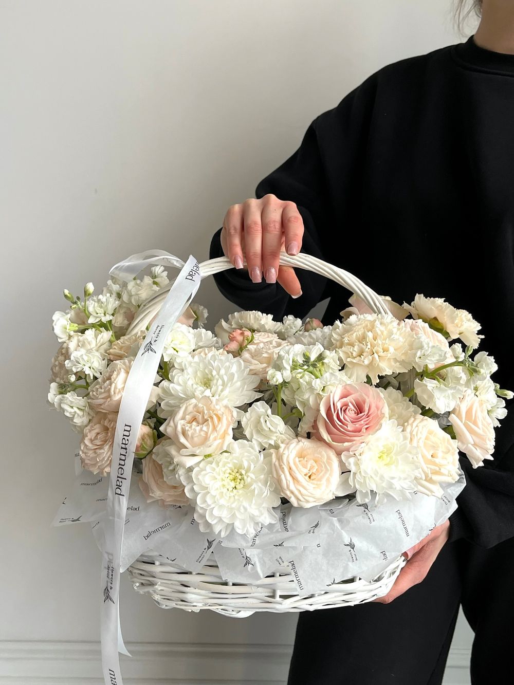 Цветочная корзина в кремовых оттенках размер M