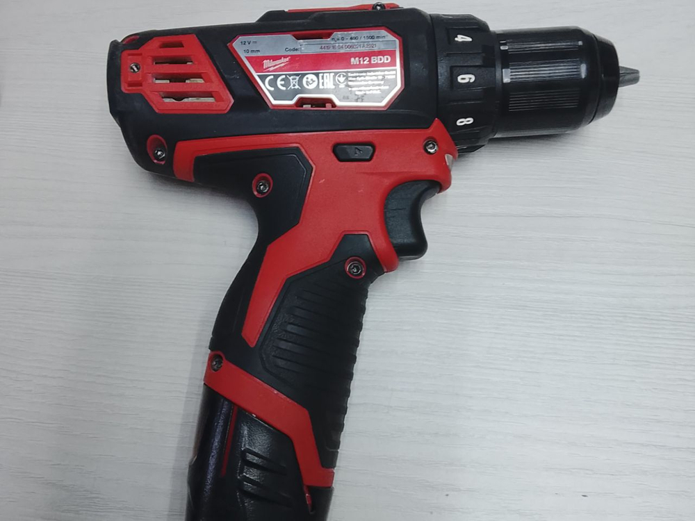 Аккумуляторная дрель-шуруповерт Milwaukee M12 BDD-202C