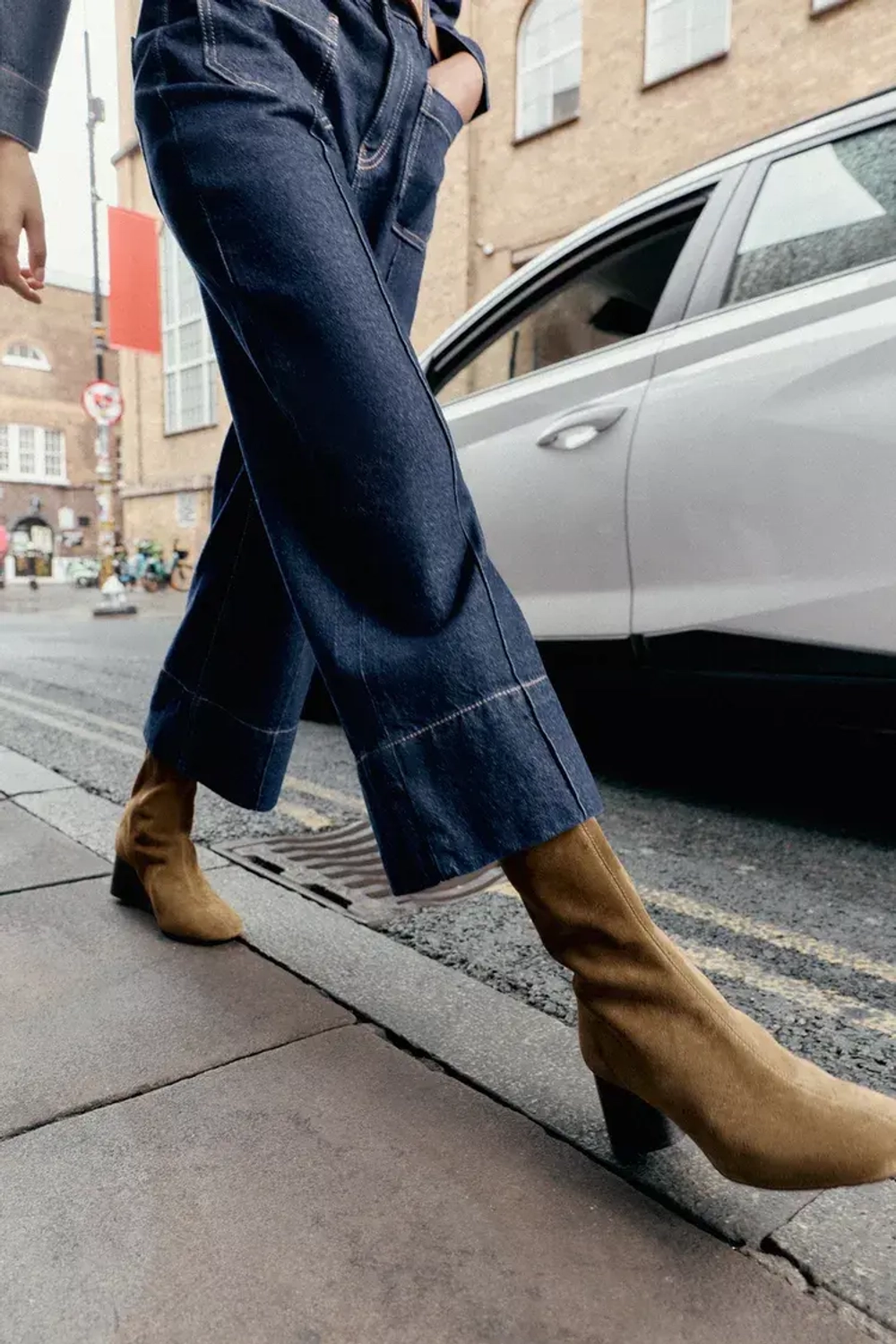 ZARA ЗАМШЕВЫЕ БОТИЛЬОНЫ НА ШИРОКОМ КАБЛУКЕ, ПЕСОЧНО-КОРИЧНЕВЫЙ