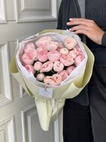 Авторский букет из кустовой пионовидной розы в оформлении