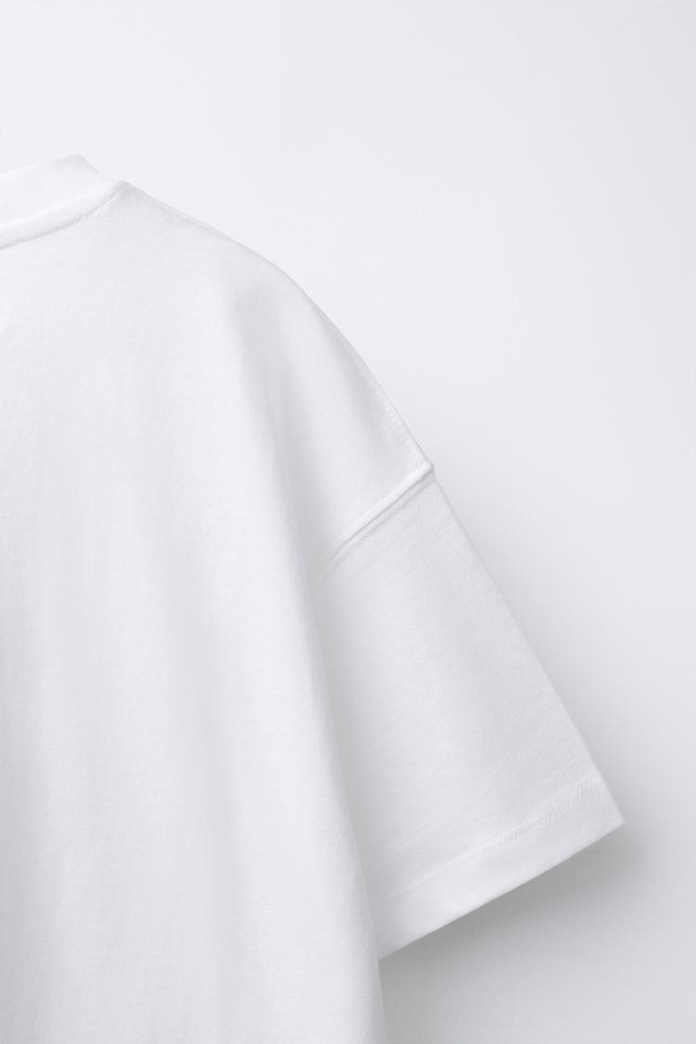 ZARA ФУТБОЛКА С РЕЛЬЕФНЫМ ПРИНТОМ, БЕЛЫЙ