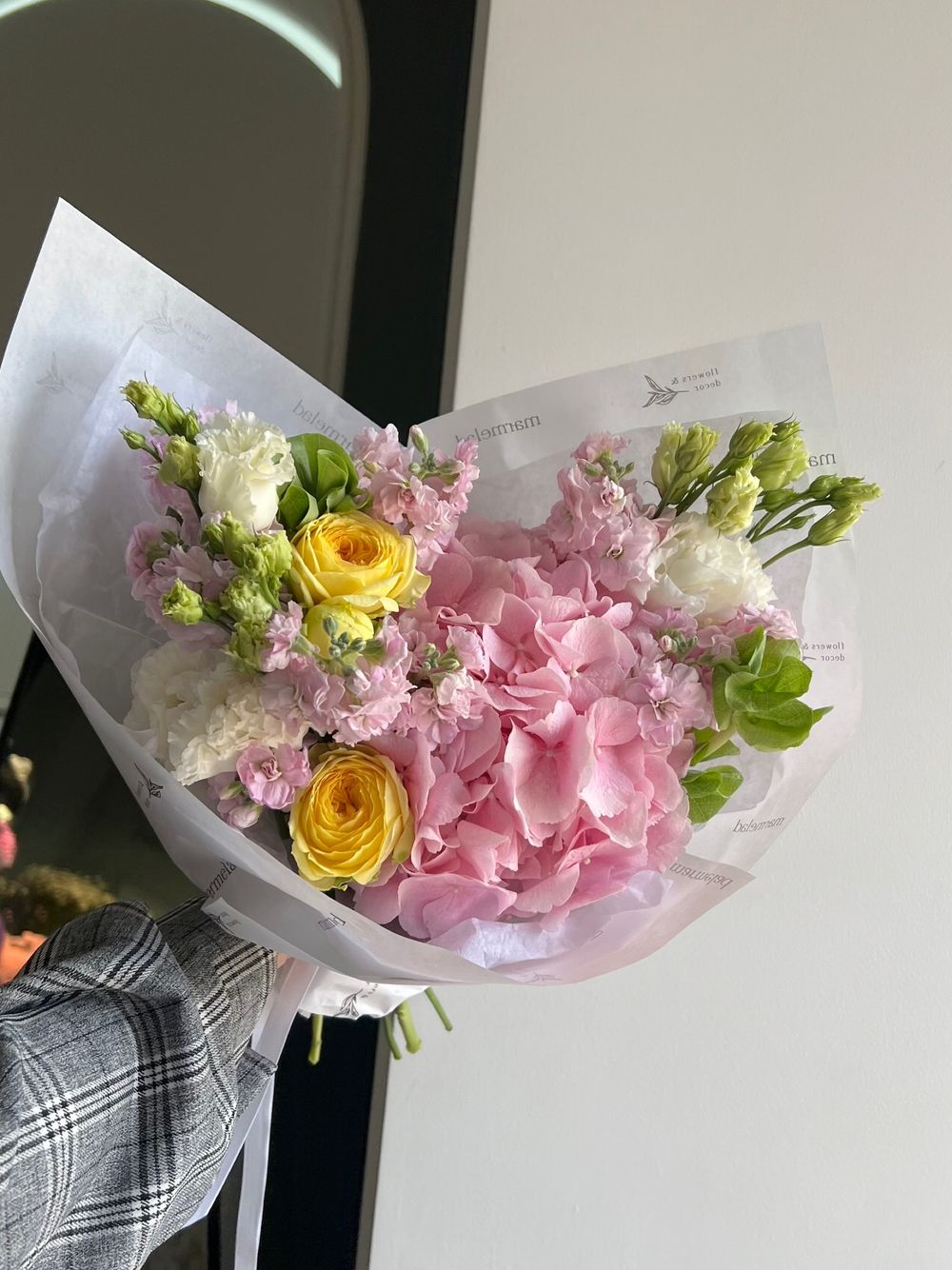 Букет сборный с гортензией, лизиантусом, маттиолой и молуцелой