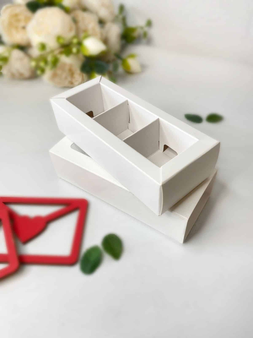 Коробка для конфет 3 шт с пластиковой крышкой 140*60*30 мм (белая)