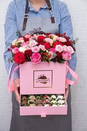 Шкатулка "Нежный поцелуй XL" с цветами и клубникой в шоколаде