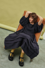 Платье оверсайз с декоративной обработкой на юбке из крапивы темно-синего цвета