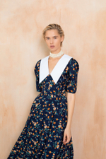 Платье с белым воротников