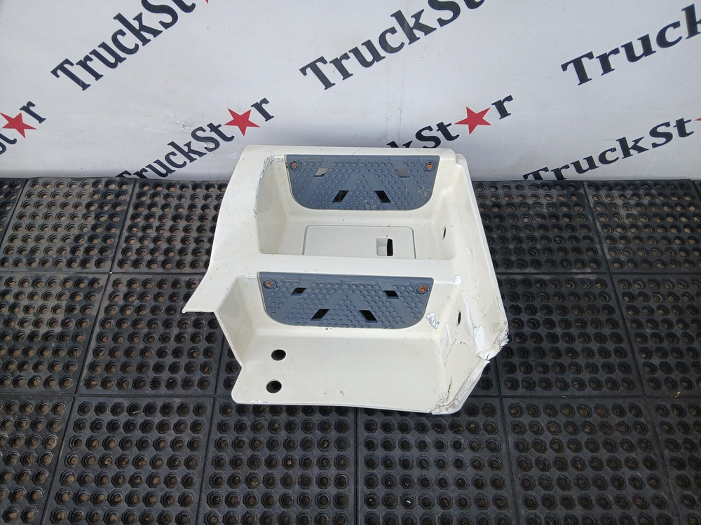 Корпус (дефект) подножек левый 2022г