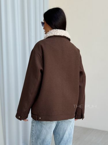 Шоколадная куртка с меховым воротником