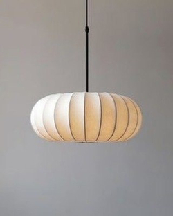 Подвесной светильник с мягкими округлыми формами и текстурным плафоном.