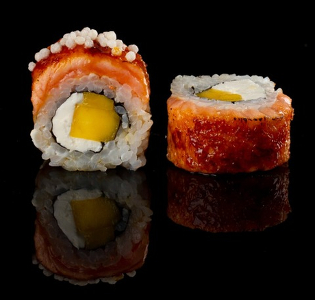 Ролл Опаленный лосось с манго 8 шт.