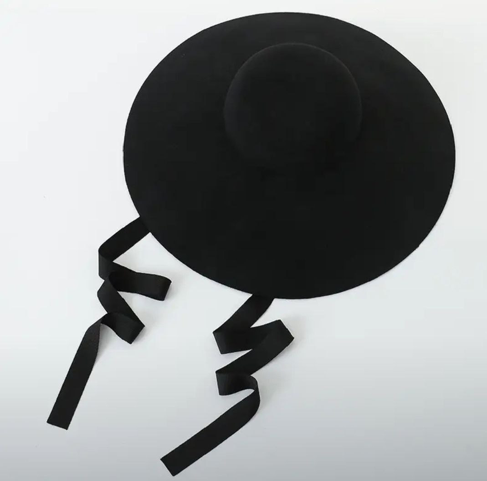 Шляпка с лентами.