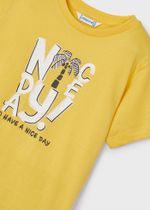 две футболки с шортами