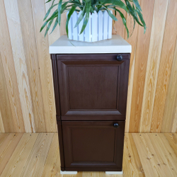 Тумба-шкаф пластиковая "УЮТ", с усиленными рёбрами жёсткости, две дверцы (верхняя сплошная, нижняя сплошная, открытие влево). Цвет: Бежевый с Коричневыми дверцами.